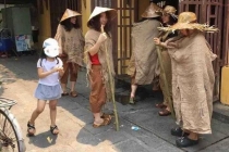 Nhóm người ăn mặc rách rưới diễn cảnh xin ăn ở phố cổ Hội An gây hoang mang