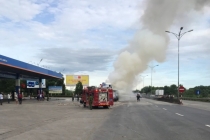 Thừa Thiên Huế: Cabin xe đầu kéo bốc cháy dữ dội gần cây xăng
