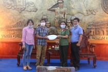 Công an Thừa Thiên Huế tiếp nhận 1.200 bộ áo quần bảo hộ