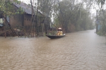 Nước lụt chưa rút hết, nhiều nơi ở Thừa Thiên Huế tiếp tục bị ngập sâu
