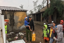 Chùm ảnh: Giúp người dân di dời tránh bão số 13