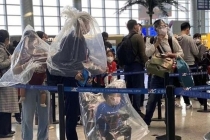 Người Trung Quốc đội thùng nhựa, túi ni lông để tránh virus Corona