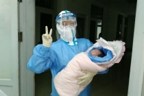 Người mẹ nhiễm virus corona Vũ Hán sinh con khỏe mạnh