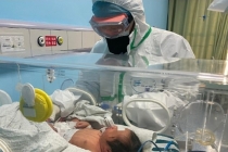 Bé sơ sinh nhiễm virus corona ở Vũ Hán, nghi lây từ mẹ sang con