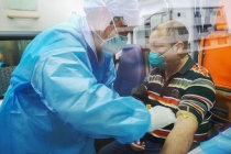Bác sĩ Trung Quốc lấy huyết tương từ người đã khỏi Covid-19 để trị bệnh