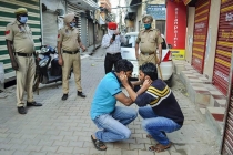 Ấn Độ yêu cầu 1,3 tỷ dân ở trong nhà, người vi phạm bị phạt ngồi xổm, đánh roi