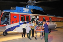 Trực thăng bay ra Trường Sa giữa thời tiết xấu để đưa 2 bệnh nhân về đất liền cấp cứu