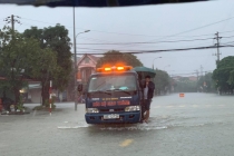 Nước sông dâng cao, lính biên phòng giải cứu hơn 200 người dân 'ốc đảo' Hồng Lam