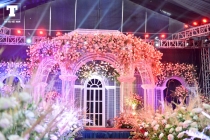 Sân khấu diễn ra lễ thành hôn của Duy Mạnh và Quỳnh Anh được trang trí công phu