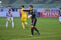 Hai tình huống hàng công Nam Định khiến thủ môn Hà Nội bỏ bóng chỉ trích đồng đội