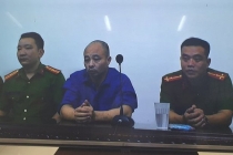 Hình ảnh Đường 'Nhuệ' làm nhân chứng qua màn hình tivi tại phiên xử vợ chồng doanh nhân Thái Bình