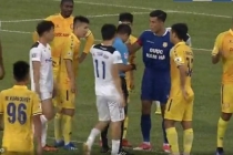 VIDEO: HAGL hưởng quả đá phạt gần vạch 16m50, cầu thủ Nam Định phản ứng gay gắt