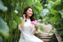 Hot girl điền kinh Đinh Thị Bích khoe dáng trong tà áo dài bên đầm sen