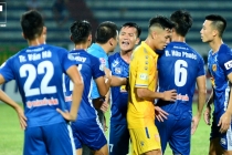Cận cảnh tình huống cầu thủ Quảng Nam phản ứng gay gắt trọng tài FIFA Hoàng Ngọc Hà