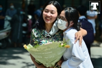 Thi THPT Quốc gia 2020: Thí sinh vỡ òa cảm xúc khi cô giáo tặng hoa trước cổng trường