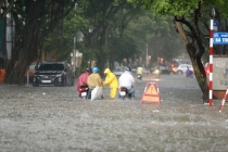 Nhiều tuyến phố Hà Nội ngập cục bộ do mưa lớn