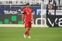 Neuer 4 lần vào lưới nhặt bóng, Bayern thua sốc