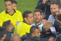 Messi 'khẩu chiến' với đối thủ