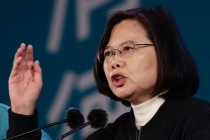 Bà Thái Anh Văn nhậm chức, bác bỏ ‘Một Trung Quốc’, y tá Nga lộ nội y dưới áo choàng trong suốt
