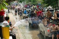 Lễ hội té nước ở Lào tổ chức vào lúc nào?