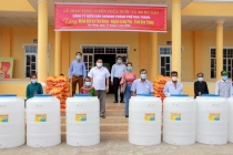 Thông tin tình hình hạn mặn miền Tây: Hỗ trợ bồn chứa nước cho dân