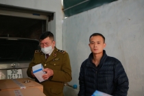 Nam thanh niên người Trung Quốc thu gom 50 thùng khẩu trang tại Hà Nội