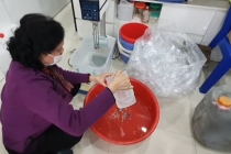 Xử phạt một cơ sở sản xuất 'chui' nước rửa tay khô