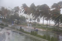 Tin khẩn cấp về cơn bão số 2: Mưa dông, kèm lốc, sét, gió giật mạnh tại Hà Nội