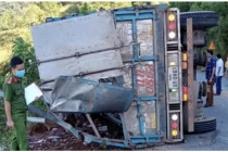 Xe tải lật khi đổ đèo, tài xế cấp cứu, 2 mẹ con tử vong tại Phú Thọ
