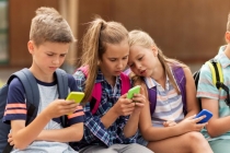 Những quốc gia nào cấm học sinh sử dụng điện thoại di động trong lớp?