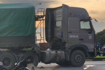 Hải Phòng: Va chạm với xe container, ba bố con thương vong