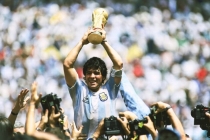 Diego Maradona qua đời ở tuổi 60