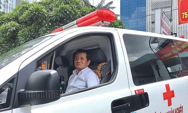 Ông Đoàn Ngọc Hải xuất hiện cùng xe cứu thương có dòng chữ 'Xe chở bệnh nhân nghèo về quê miễn phí'