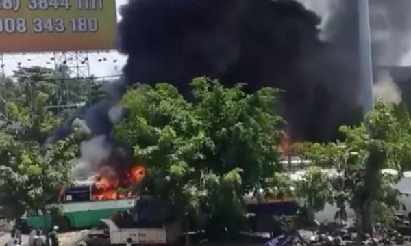 Cháy bãi giữ xe ở Sài Gòn, hơn 10 ô tô bị thiêu rụi