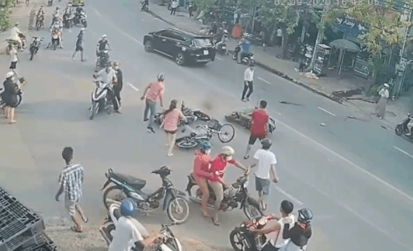 Video: Người dân vây bắt nam thanh niên giật dây chuyền cô gái đang chờ sang đường