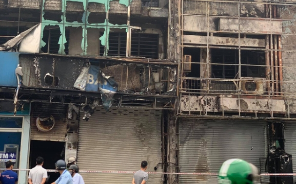 Chi nhánh ngân hàng Eximbank cùng nhà dân bốc cháy dữ dội ở TP HCM