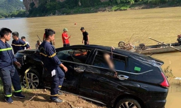 Xe ô tô 7 chỗ lao xuống sông ở Thanh Hóa, 3 người tử vong thương tâm