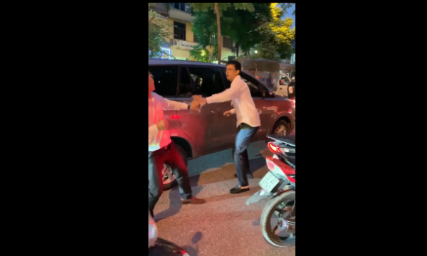 Video: Hai nam tài xế đuổi đánh nhau trên phố Hà Nội