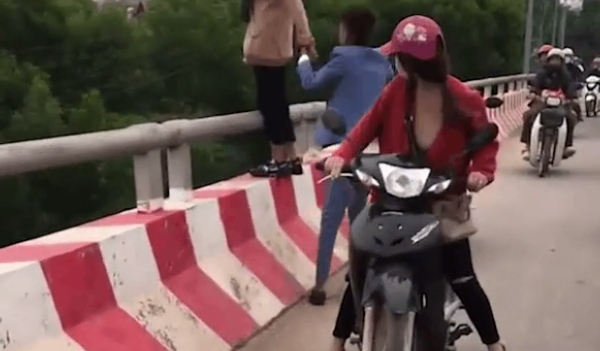 VIDEO: Nam thanh niên lao đến giật tay, cứu người phụ nữ định nhảy cầu tự tử