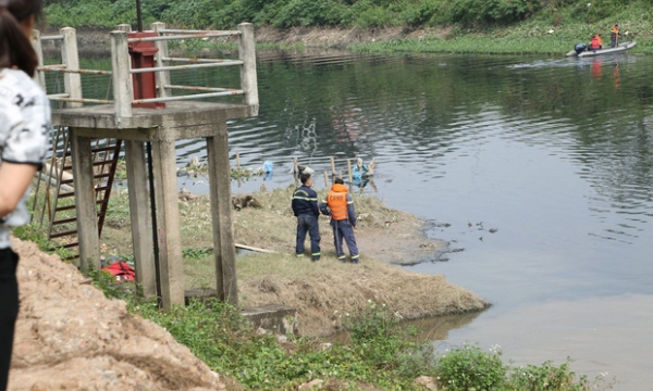 NÓNG: Tìm thấy thi thể nữ sinh Học viện Ngân hàng dưới sông Nhuệ