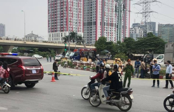 Truy tìm tài xế xe tải tông phụ nữ 60 tuổi tử vong ở Hà Nội