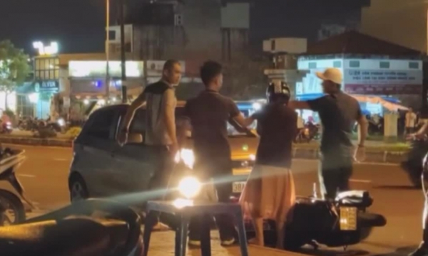 Video: Xảy ra va chạm, tài xế ô tô hung hăng tấn công đối phương gây phẫn nộ