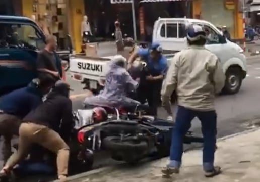 Video: Công an nổ súng trấn áp 2 tên trộm giữa phố ở Đà Nẵng