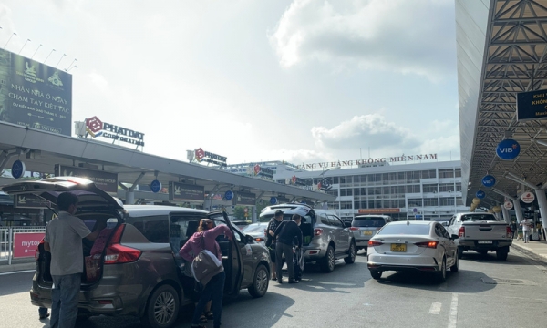 Siết chặt nạn xe dù ‘chặt chém’ khách ở sân bay Tân Sơn Nhất