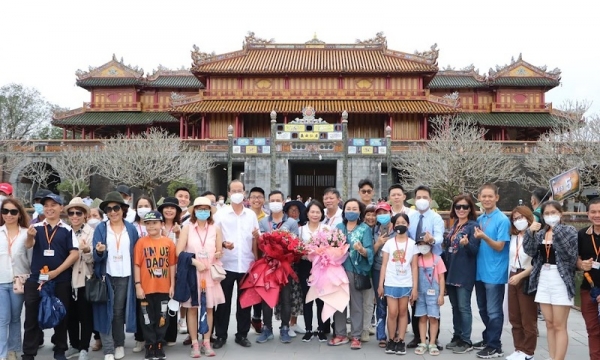 Hàng trăm du khách đến tham quan Hoàng cung Huế