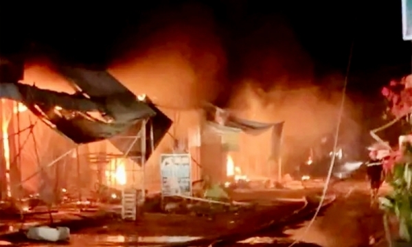 Ngọn lửa thiêu rụi 40 ki ốt kinh doanh vải, quần áo, ước tính thiệt hại khoảng 5 tỷ đồng