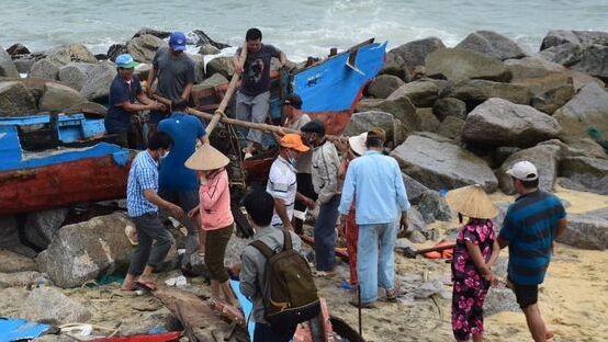 Bình Định: Sẽ trục vớt tàu, thuyền của ngư dân bị chìm do lốc xoáy