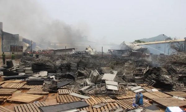 Bình Định: Cháy lớn ở khu nhà xưởng sản xuất bàn ghế nhựa