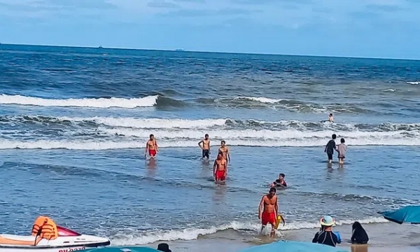 Kịp thời cứu 2 du khách bị đuối nước khi tắm biển Vũng Tàu