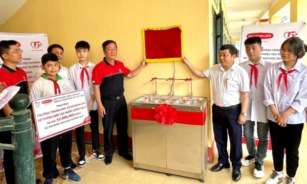Dai-ichi Life Việt Nam triển khai chương trình 'Kết nối Triệu Yêu Thương - Dự án Nước sạch học đường 2022' tại Hưng Yên
